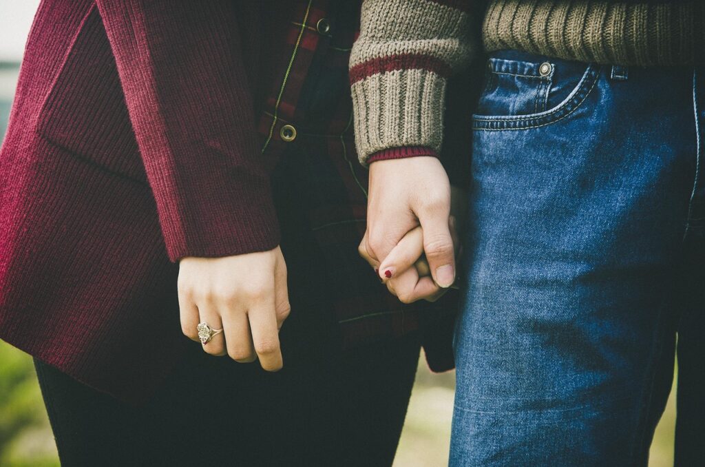 復縁したい男がペアグッズを捨てるか迷うときの心理整理とは？