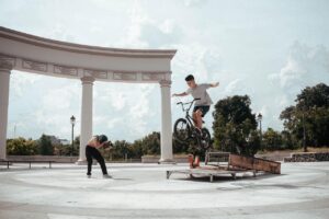 復縁を男が親友に相談しにくい時の代替策は？