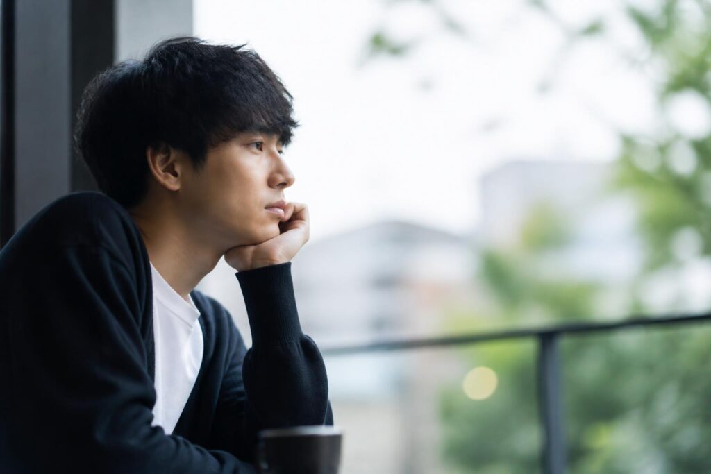 復縁を考えている男性が職場で元カノと気まずいとき、どう接すればいい？